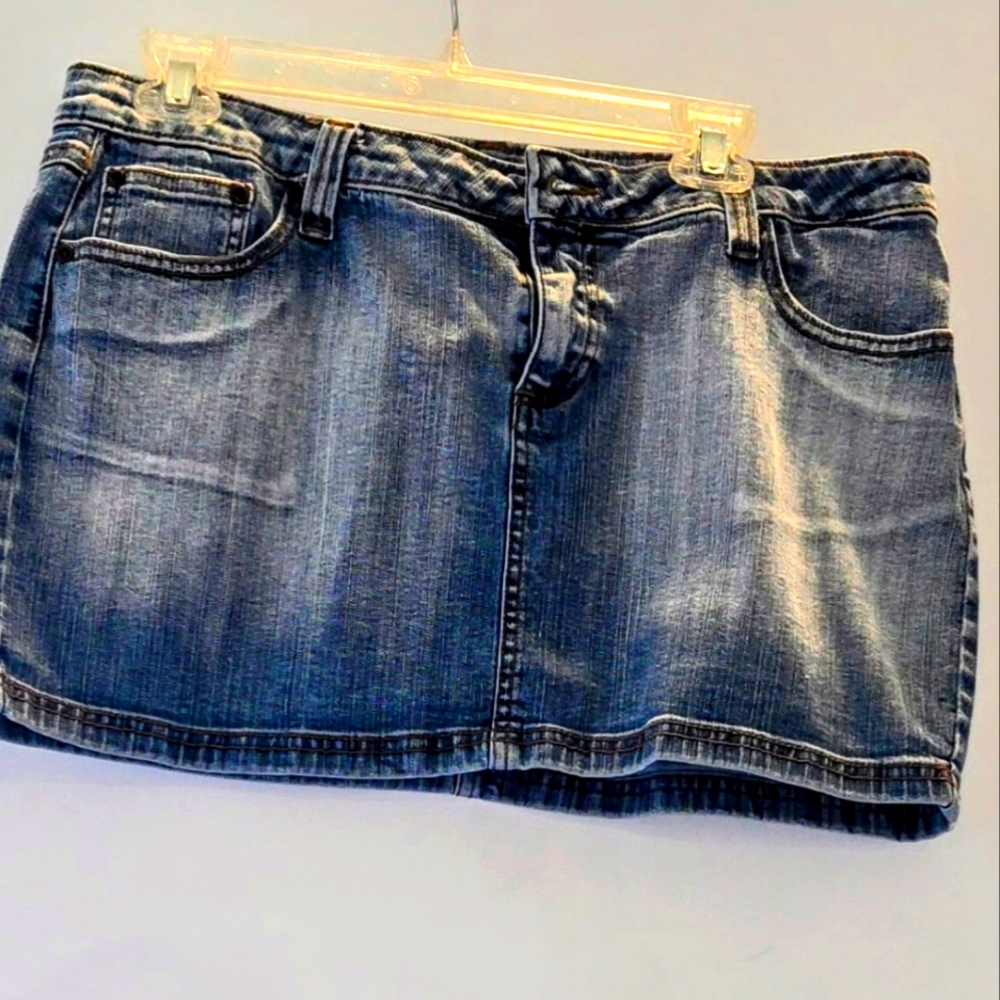 Women's blue jeans short skirt size 11. Button and zipper closure  full pockets